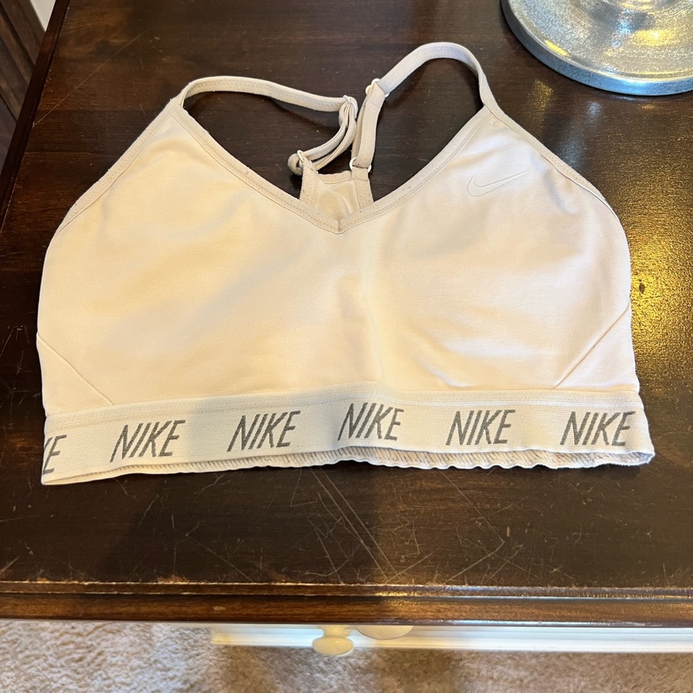 WHITE NIKE SPORTS BRA